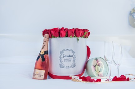 red roses in a white hat box with champagne and macaroons in nyc and miami